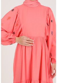 Modanisa CORAL CREW NECK - Maxi šaty - coral