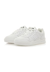 Baskets blanches avec une tige en cuir lisse, bout arrondi et design à lacets. Présentent une semelle en caoutchouc texturée et des accents de logo subtils.