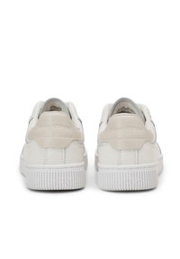 Sneakers bianchi in pelle con una finitura liscia, caratterizzati da un accento grigio sul tallone, colletto imbottito e suola in gomma testurizzata.
