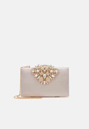Prostokątna jasnoróżowa kopertówka z złotym łańcuszkowym paskiem oraz ozdobnym, złotym kwiatowym zdobieniem z kryształami na przedniej klamrze.