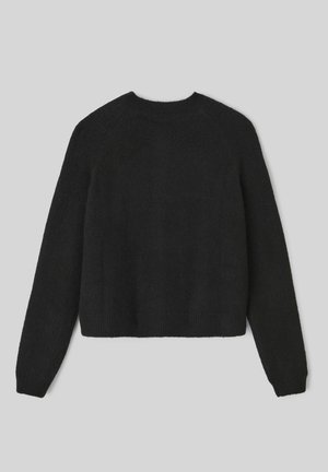 Pull noir en tricot avec un col rond, des manches longues raglan et un ourlet côtelé. Texture douce, design court, sans motifs ni accents visibles.