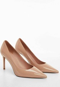 Pumps in pelle verniciata beige con punta affusolata e design elegante. Presentano un tacco a stiletto sottile per un profilo raffinato.