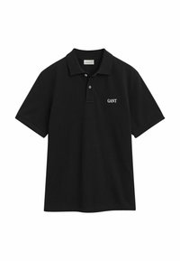 Zwarte polo met korte mouwen, voorzien van twee knopen en een wit geborduurd "GANT" logo op de linkerkant van de borst.