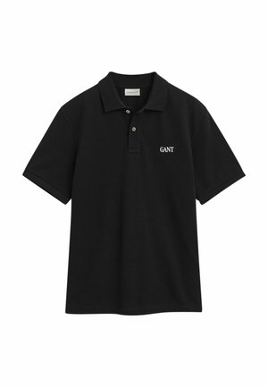 Zwarte polo met korte mouwen, voorzien van twee knopen en een wit geborduurd "GANT" logo op de linkerkant van de borst.