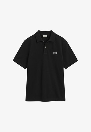 Zwarte polo met korte mouwen, voorzien van twee knopen en een wit geborduurd "GANT" logo op de linkerkant van de borst.
