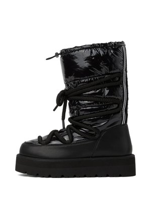 Botte d'hiver noire brillante isolante avec semelle épaisse, devant à lacets, haut à cordon et tige matelassée pour temps froid.