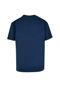 Marineblå bomulds T-shirt med rund halsudskæring og korte ærmer; har et enkelt design uden mønstre eller accenter.