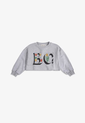 Sweat-shirt gris raccourci à manches longues, avec de grandes lettres décoratives "B" et "C" ornées de fleurs colorées sur le devant.