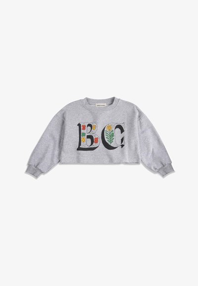 Sweat-shirt gris raccourci à manches longues, avec de grandes lettres décoratives "B" et "C" ornées de fleurs colorées sur le devant.
