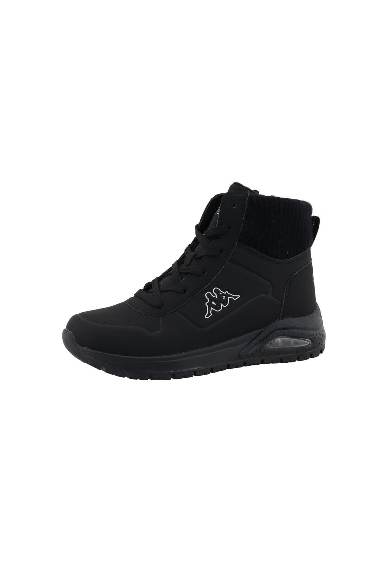 Zapatillas altas negras con parte superior texturizada, que cuentan con un collarín acolchado en el tobillo, diseño con cordones y un logo blanco en el lado.