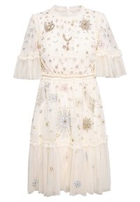 Kortärmad klänning i crème med broderade stjärnmönster, med volangärmar, elastisk midja och lager av tyllkjol.