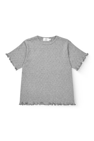 Γκρι κοντομάνικη πλεκτή μπλούζα με κυματιστά τελειώματα στα μανίκια και στο τελείωμα, με διακριτό υφασμένο μοτίβο και στρογγυλή λαιμόκοψη.