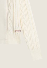 Cardigan lavorato a maglia crema con motivo a treccia sulle maniche, polsini a coste e un piccolo etichetta con il marchio "FREDDY" in marrone.