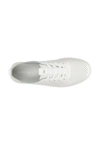 Witte geperforeerde sneaker met een gladde leren afwerking, voorzien van een vetersluiting en een flexibele rubberen zool. Het interieur toont subtiele branding.