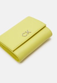 Calvin Klein RELOCK TRIFOLD  - Piniginė - citrus