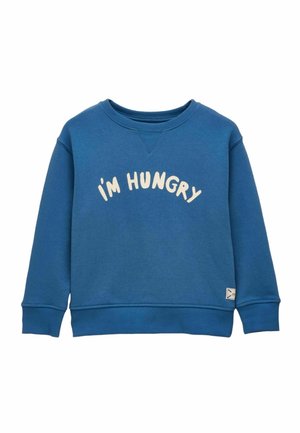 Blauwe sweatshirt met lange mouwen, geribbelde manchetten en zoom, met de tekst "IK HEB HONGER" in lichtgekleurde, vetgedrukte letters over de borst.