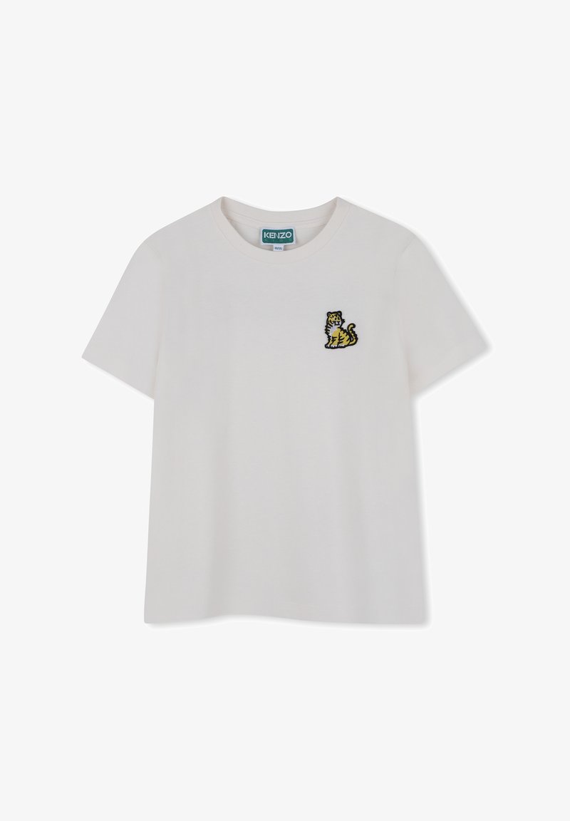 Biała bawełniana koszulka z krótkim rękawem, z haftowanym wzorem tygrysa w kolorze żółtym i czarnym po lewej stronie klatki piersiowej. Okrągły dekolt.