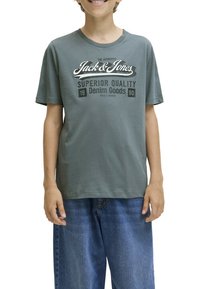 Camiseta de algodón gris con escote redondo, que presenta un texto gráfico blanco "Jack & Jones Superior Quality Denim Goods" en el frente.