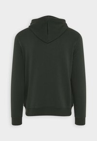 Felpa verde scuro con tasca a marsupio, polsini e orlo a coste. Realizzata in tessuto morbido; presenta un cappuccio regolabile e una superficie liscia.