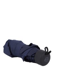 Marineblauwe compacte paraplu met stoffen hoes, strak opgevouwen. Heeft een ronde zwarte handgreep met een kleine lus om te dragen.