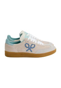 Baskets en suédine avec un dessus beige clair, des accents turquoise contrastants, un logo bleu brodé sur le côté et une semelle en caoutchouc naturel.