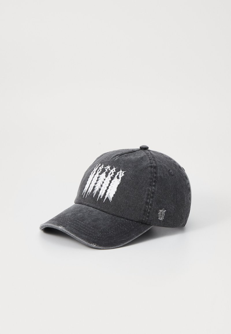 Căciulă din denim negru cu bor curbat, având broderie cu urme de gheare albe pe față. Accentele uzate adaugă textură designului.