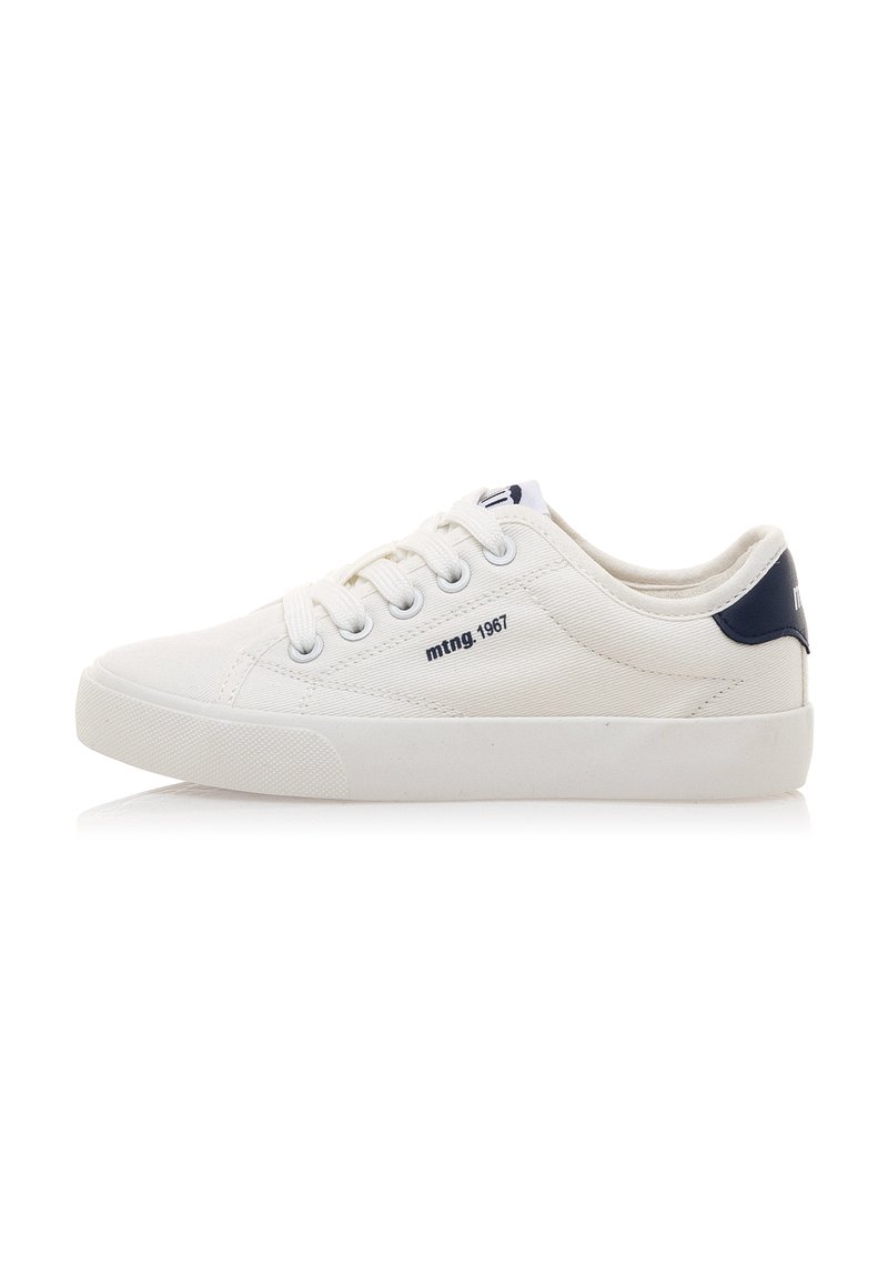 Sneaker bianco in tela con punta rotonda, sei fori per i lacci e accentuazione sul tallone in blu navy. Il tessuto testurizzato e la suola in gomma offrono aderenza e supporto.