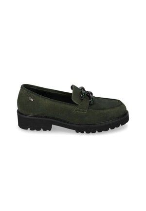 Mocassino in suede verde scuro con suola nera spessa e dettaglio decorativo in catena nera sulla parte superiore, vista laterale su sfondo bianco.