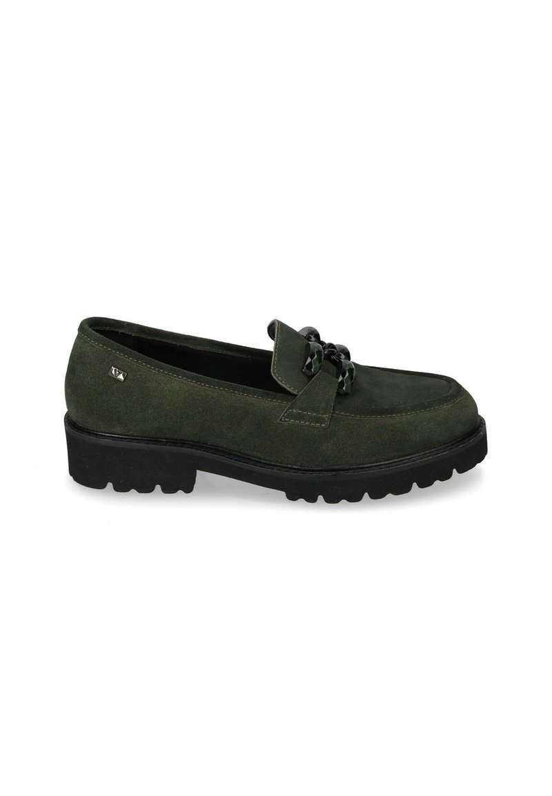 Mocassino in suede verde scuro con suola nera spessa e dettaglio decorativo in catena nera sulla parte superiore, vista laterale su sfondo bianco.