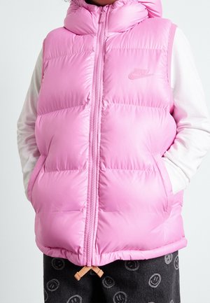 Różowa pikowana kamizelka z wysokim kołnierzem, przednim zamkiem błyskawicznym i bocznymi kieszeniami, wykonana z błyszczącego, ocieplanego materiału z logo Nike.