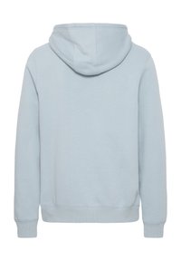 Sudadera azul claro con capucha ajustable, puños y bajo acanalados. Textura de tela suave, sin logotipos ni patrones visibles en la parte posterior.