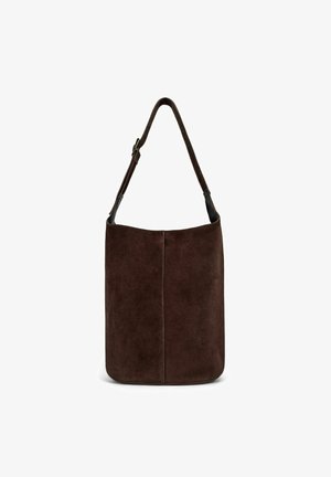Sac seau en suede marron avec une seule bandoulière, texture douce, fond arrondi et détail de couture subtil à l'avant.