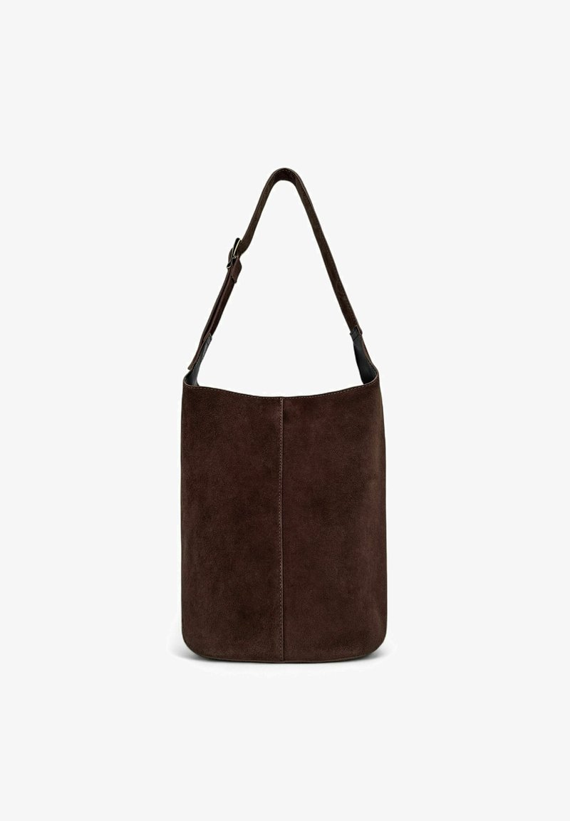 Sac seau en suede marron avec une seule bandoulière, texture douce, fond arrondi et détail de couture subtil à l'avant.