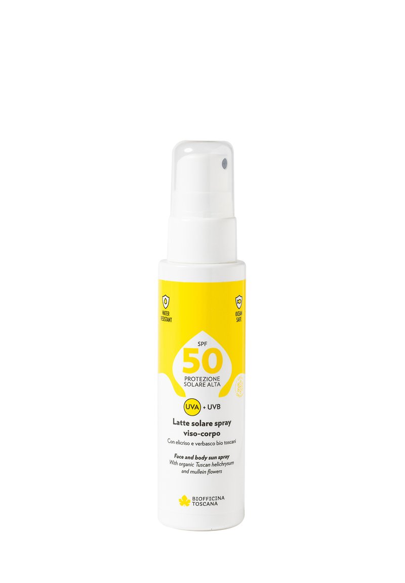 Bottiglia spray di crema solare con etichetta bianca e gialla brillante, presenta SPF 50, protezione UVA/UVB e testo in italiano. Dispenser a pompa in plastica.