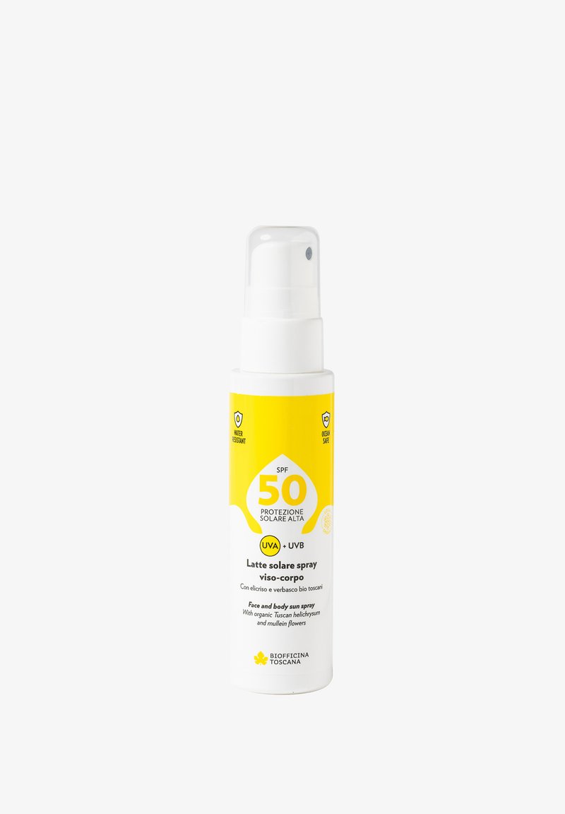 Bottiglia spray di crema solare con etichetta bianca e gialla brillante, presenta SPF 50, protezione UVA/UVB e testo in italiano. Dispenser a pompa in plastica.