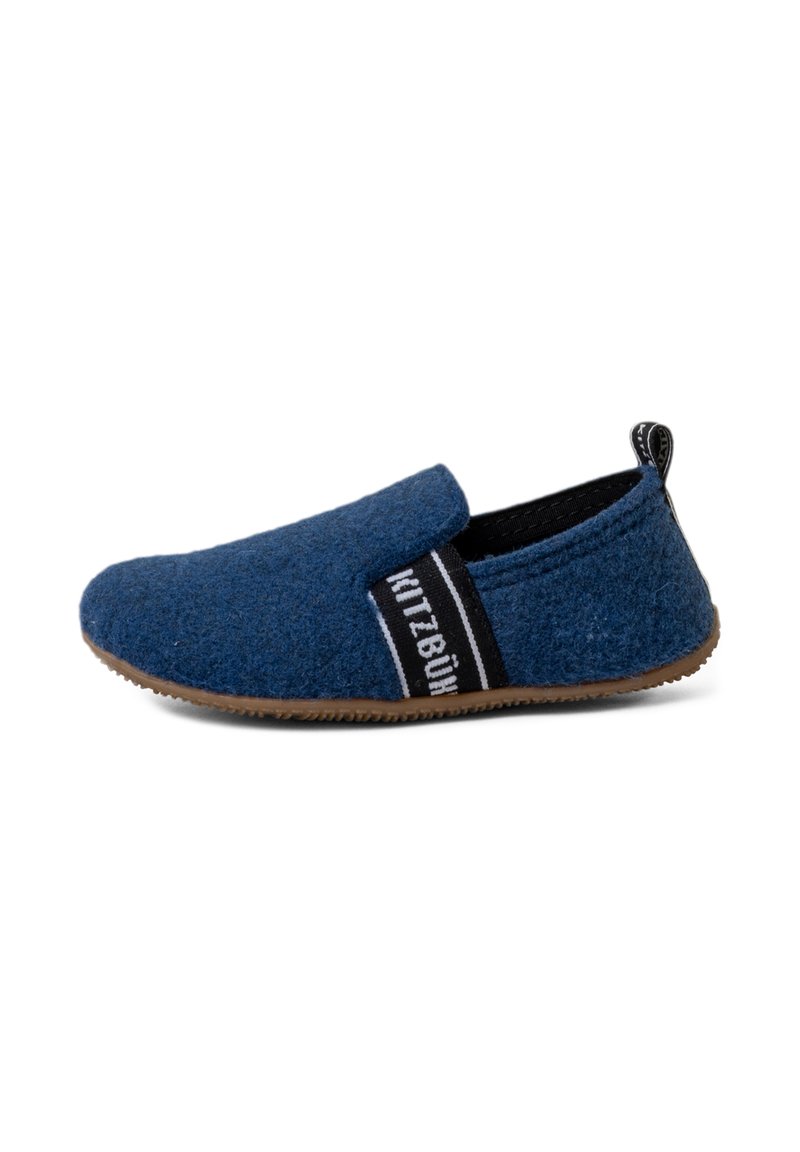 Niebieskie filcowe buty wsuwane z czarną i białą elastyczną taśmą; teksturowana cholewka i gumowa podeszwa dla lepszej przyczepności; minimalistyczny design z pętelką z tyłu.