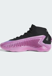 Černá sportovní bota s růžovým strukturovaným síťovaným bočním panelem, gradientovou fialovou špičkou a gumovou podešví. Obsahuje tkaničky a polstrovaný límec.