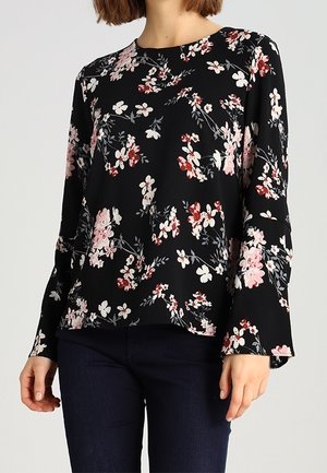 Sort blomstret bluse med lange, vide ærmer; med pink og hvide blomster mod en mørk baggrund; glat stof og afslappet pasform.