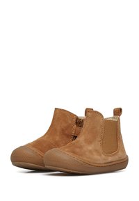 Botas de tobillo de ante marrón con paneles elásticos en los lados, suelas de goma texturizada y tiradores para facilitar su uso. Forro interior suave para mayor comodidad.