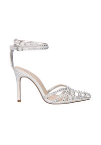 Sandal de tacón alto plateado con tiras entrecruzadas adornadas con strass transparentes y una correa de tobillo con doble hebilla. Acabado ligero texturizado.