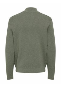 Olijfgroene trui met een hoge kraag, geribbelde textuur en lange mouwen. De achterkant heeft een glad, eenvoudig ontwerp zonder versieringen.