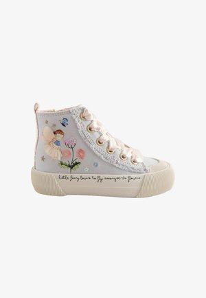 Biały dziecięcy wysoki sneaker z różowymi wstążkowymi sznurowadłami, haftem z wróżką i kwiatami oraz tekstem "little fairy loves to fly amongst the flowers" na podeszwie.