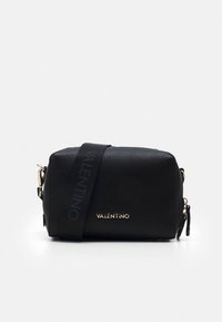 Sort skinn crossbody-veske med gullfarget beslag og strukturert overflate; har en bred stropp med "Valentino"-logo og glidelåslukking.