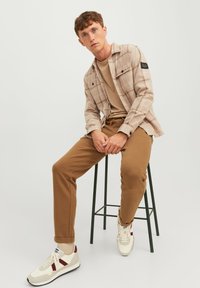 Jack & Jones JPSTACE SMART - Tracksuit bottoms - otter