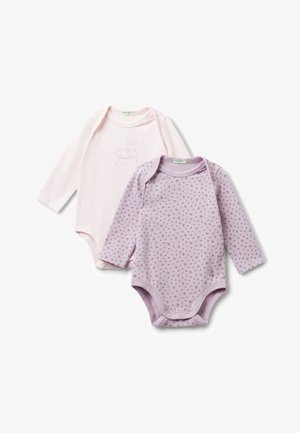 Twee lange mouw baby rompertjes: één lichtroze met een konijnafbeelding, de ander lavendelkleurig met een bloemenpatroon. Zacht katoenen materiaal.