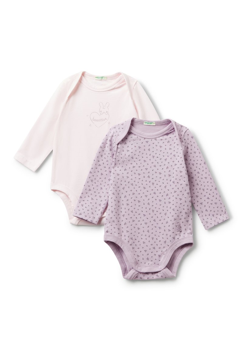 Dva dlouhé rukávy dětských bodýček: jedno světle růžové s grafikou králíčka, druhé levandulové s květinovým vzorem. Měkký bavlněný materiál.