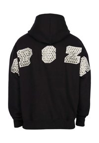 Schwarzer Kapuzenpullover mit Kapuze, der große, weiß und grau hexagonale Buchstaben "APSZ" auf dem Rücken und den Ärmeln zeigt.