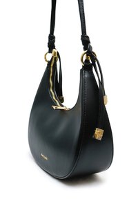 Sac à épaule en cuir noir avec une forme courbée, ferrures en or sur la fermeture éclair et détails de sangle nouée. Comprend des accents dorés et un logo en relief.