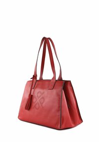 Borsa a mano in pelle rossa con finitura testurizzata, dotata di manici doppi, un accento a nappina e un motivo decorativo in rilievo sulla parte anteriore.