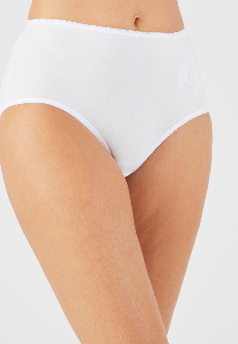 Witte katoenen hoog-waardig ondergoed met een gladde textuur, voorzien van een delicate geschulpte rand en een subtiele geborduurde bloemenmotief.